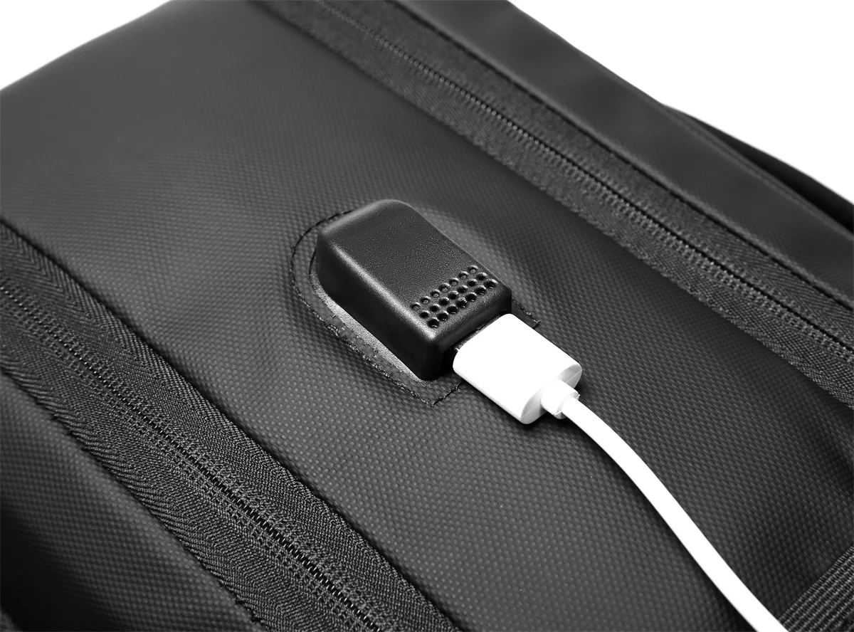 Sac à Dos Étanche pour Ordinateur Portable Homme, Extensible, avec USB pour Voyage et Camping - TechNomad 18 5 Sac à Dos Étanche pour Ordinateur Portable Homme, Extensible, avec USB pour Voyage et Camping - TechNomad 18 – Image 5