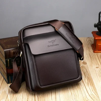 Sacoche bandouliere homme en cuir PU, grain regulier et surpiqure nette, photo du catalogue