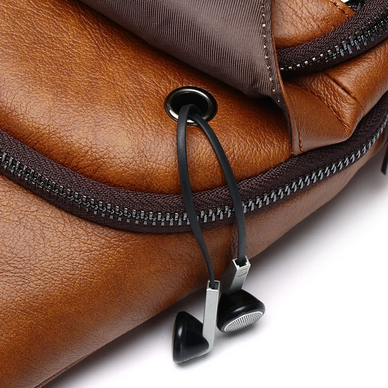 Sacoche Homme Bandoulière avec Port USB – Cuir Véritable – MetroMove 17x32x7 cm Noir ou Marron 8 Sacoche Homme Bandoulière avec Port USB – Cuir Véritable – MetroMove 17x32x7 cm Noir ou Marron – Image 8