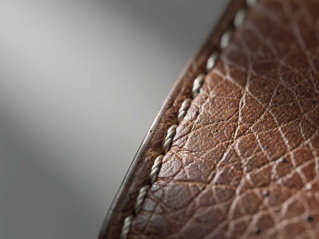Mallette Homme Luxe : Ce qui Justifie le Prix (2026) 9 gros plan sur une couture et la tranche du cuir