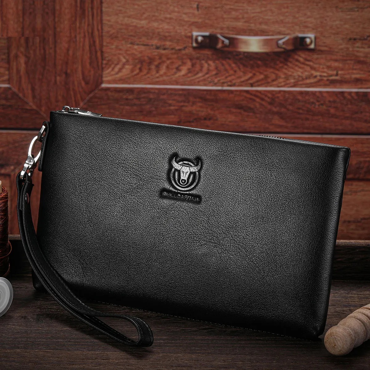 Pochette Homme Cuir RFID, Format Enveloppe, Dragonne SNB446 1 Pochette Homme Cuir RFID, Format Enveloppe, Dragonne SNB446