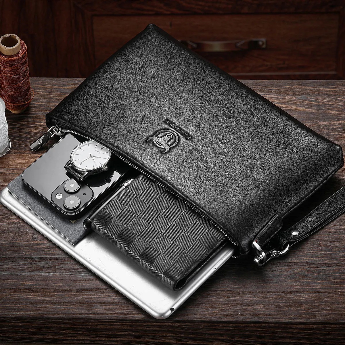 Pochette Homme Cuir RFID, Format Enveloppe, Dragonne SNB446 2 Pochette Homme Cuir RFID, Format Enveloppe, Dragonne SNB446 – Image 2