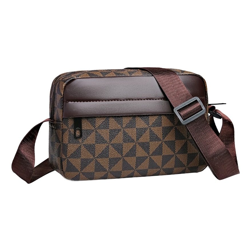 Besace cuir homme a large sangle et motif carreaux 2 Besace cuir homme a large sangle et motif carreaux, vue de trois quarts