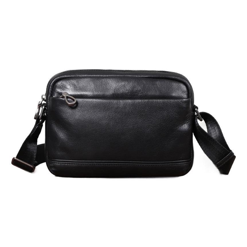 Besace cuir homme à rabat, doublure également en cuir 2 Besace cuir homme à rabat, doublure également en cuir, vue de trois quarts