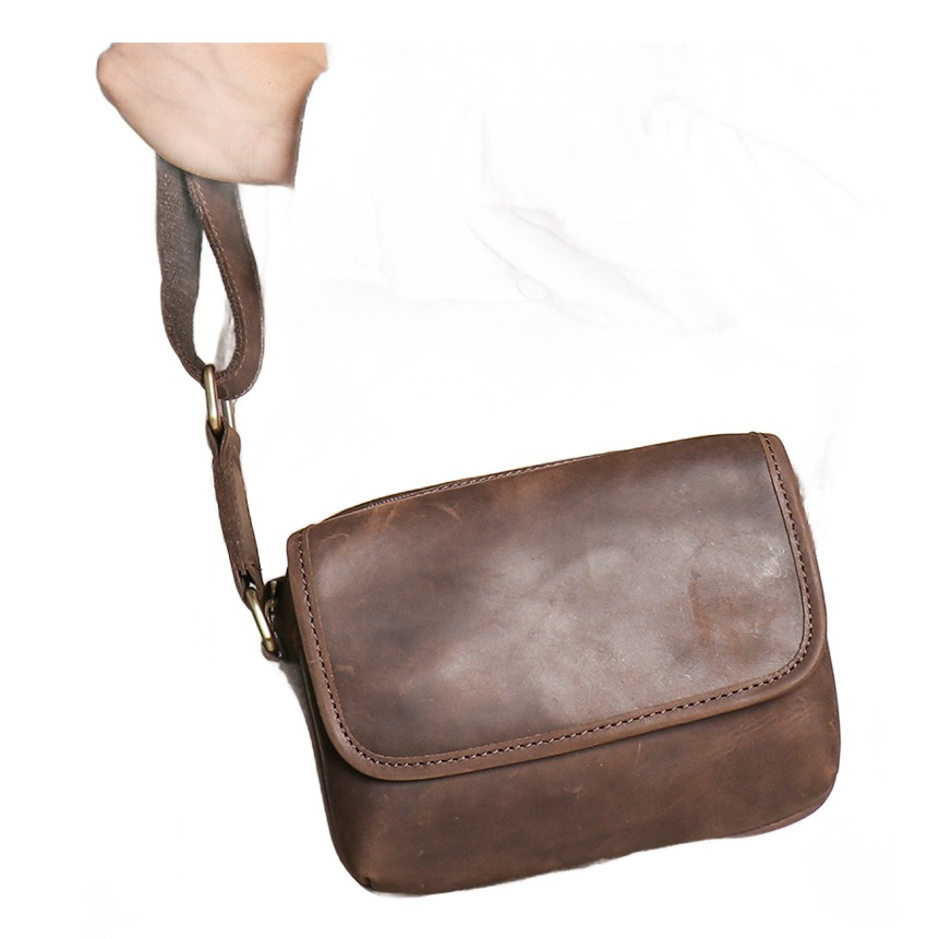 Besace cuir homme crazy horse, format compact, trois teintes 2 Besace cuir homme crazy horse, format compact, trois teintes, vue de trois quarts