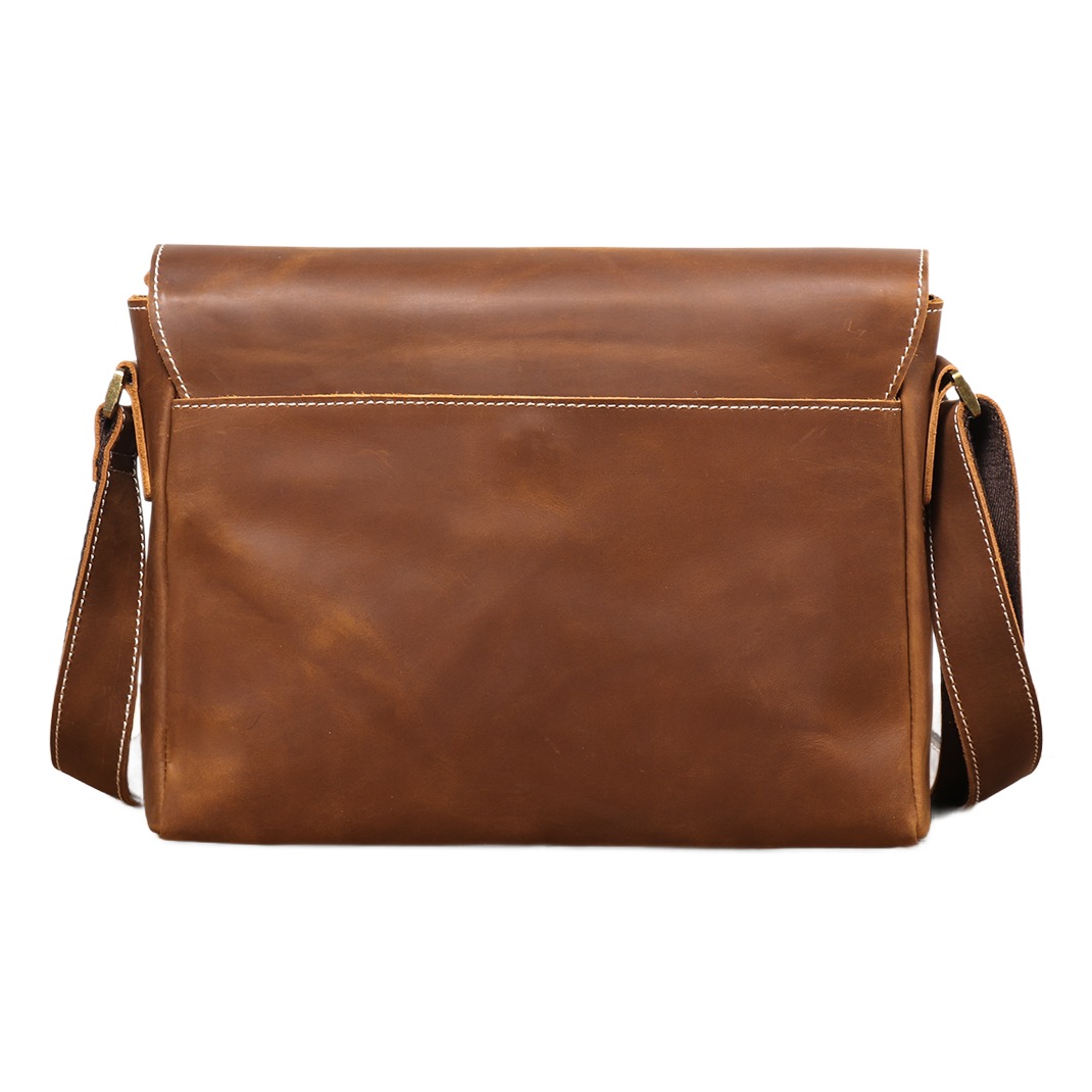 Besace cuir homme crazy horse pour le trajet quotidien, 35 cm 2 Besace cuir homme crazy horse pour le trajet quotidien, 35 cm, vue de trois quarts