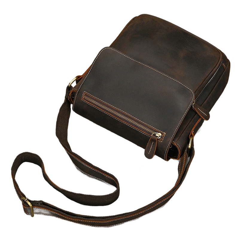Besace cuir homme format compact pour le quotidien 3 Besace cuir homme format compact pour le quotidien, vue de face