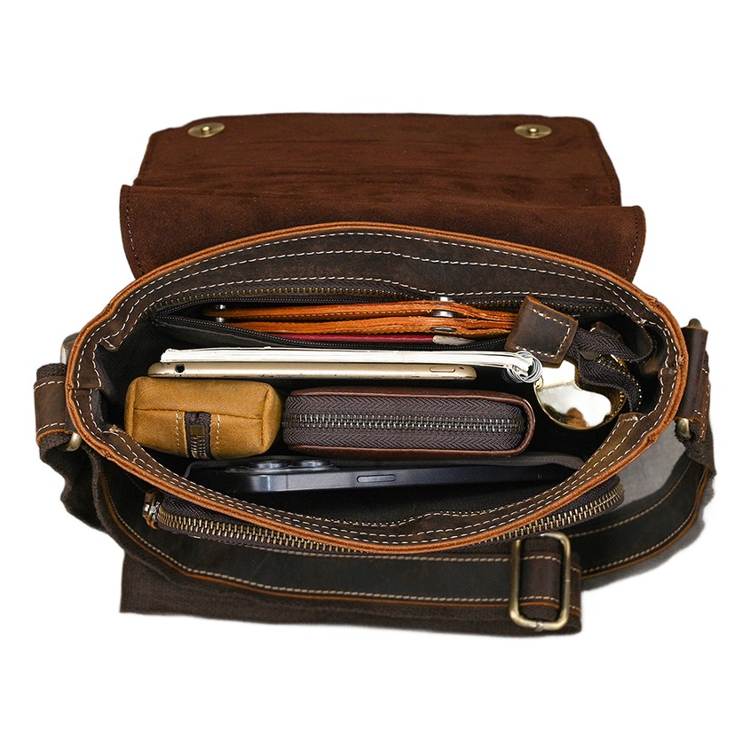 Besace cuir homme format compact pour le quotidien 6 Besace cuir homme format compact pour le quotidien, vue de profil