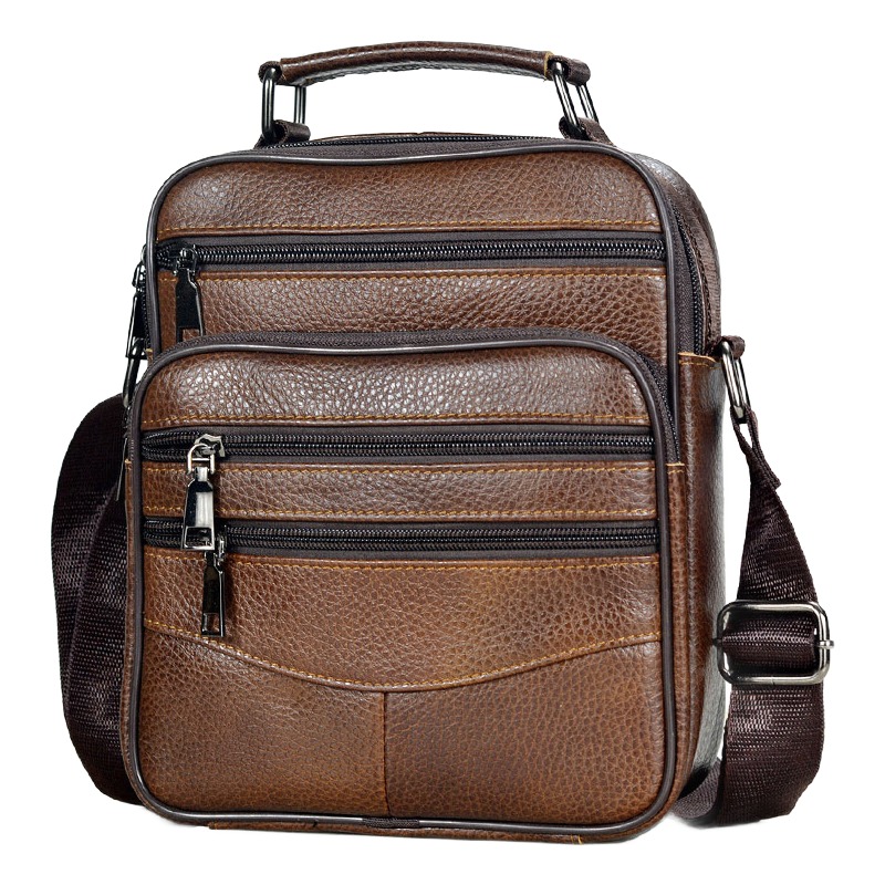 Besace homme en cuir froncé, trois coloris 2 Besace homme en cuir froncé, cinq finitions, vue de trois quarts