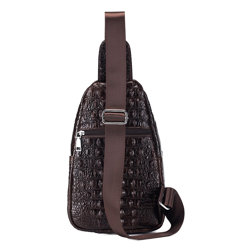 Pochette homme de poitrine en cuir à grain façon crocodile 2 Pochette homme de poitrine en cuir à grain façon crocodile, vue de trois quarts