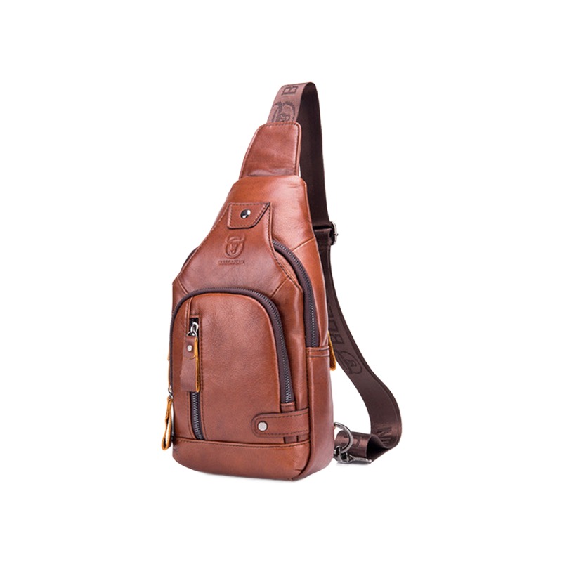 Pochette homme de poitrine en cuir de vachette avec port USB 2 Pochette homme de poitrine en cuir de vachette avec port USB, vue de trois quarts