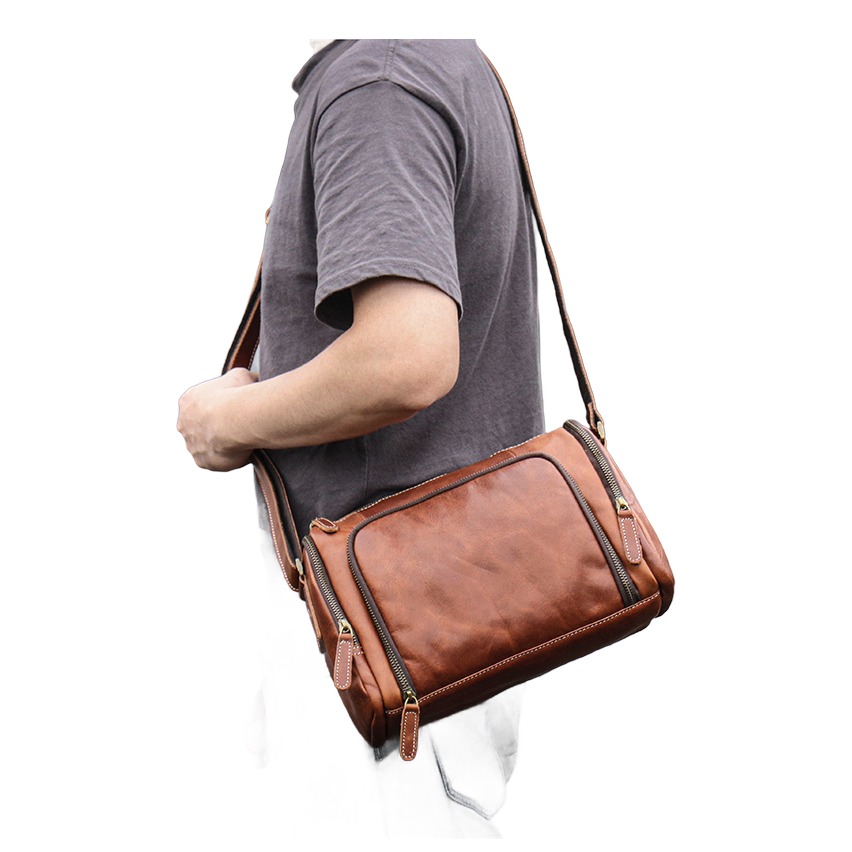 Pochette homme en cuir à compartiments multiples 6 Pochette homme en cuir à compartiments multiples, vue de profil