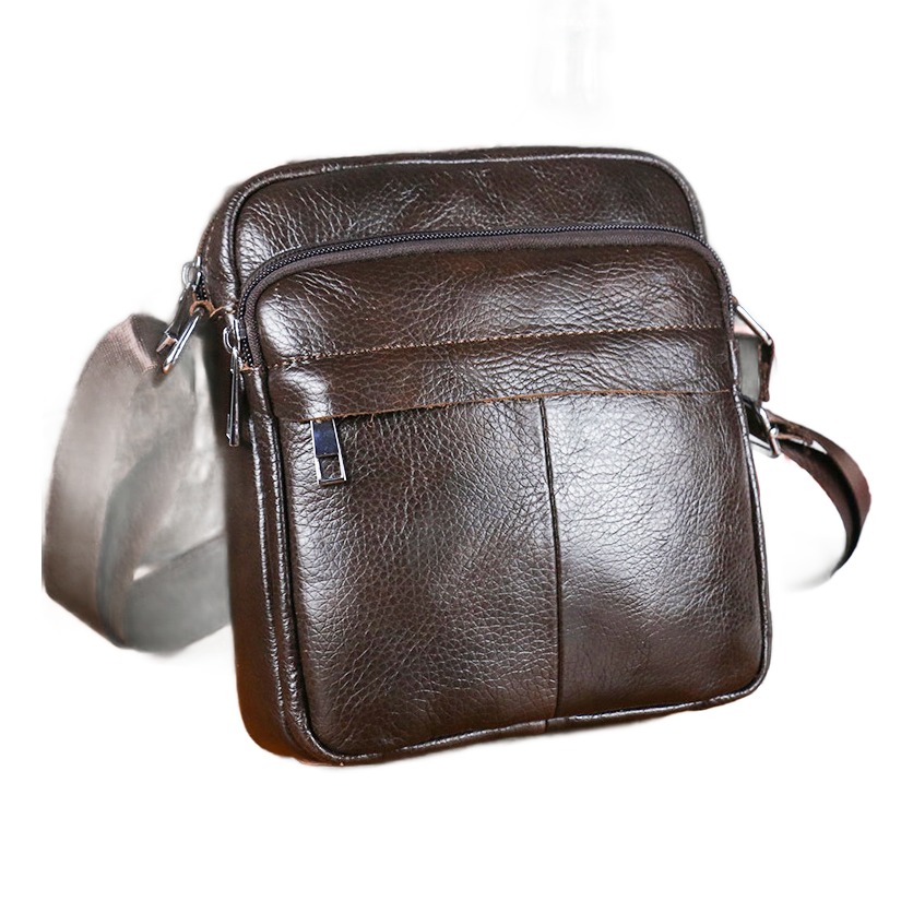 Pochette homme en cuir de vache à deux compartiments, 21 x 19 cm 2 Pochette homme en cuir de vache à deux compartiments, 21 x 19 cm, vue de trois quarts