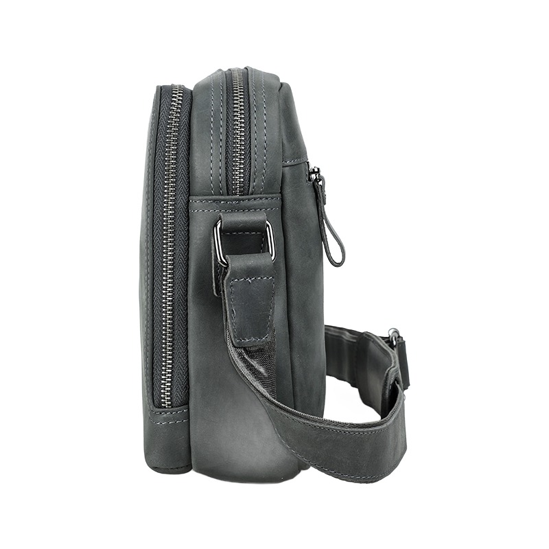 Pochette homme en cuir de vache, format vertical 19 x 23 cm 2 Pochette homme en cuir de vache, format vertical 19 x 23 cm, vue de trois quarts