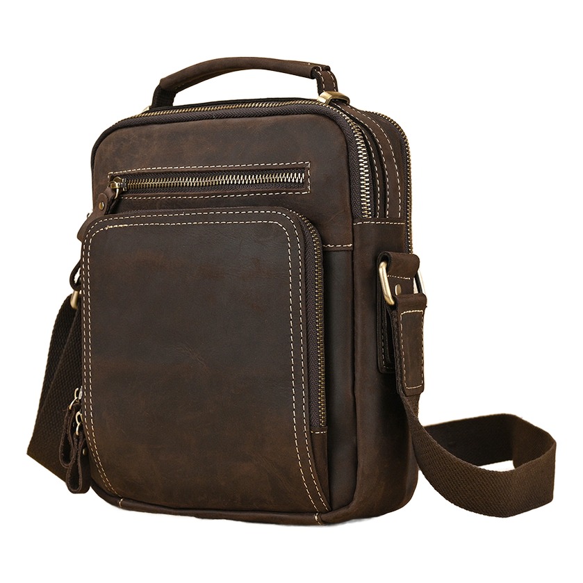 Pochette homme en cuir, format bandoulière du quotidien 2 Pochette homme en cuir, format bandoulière du quotidien, vue de trois quarts