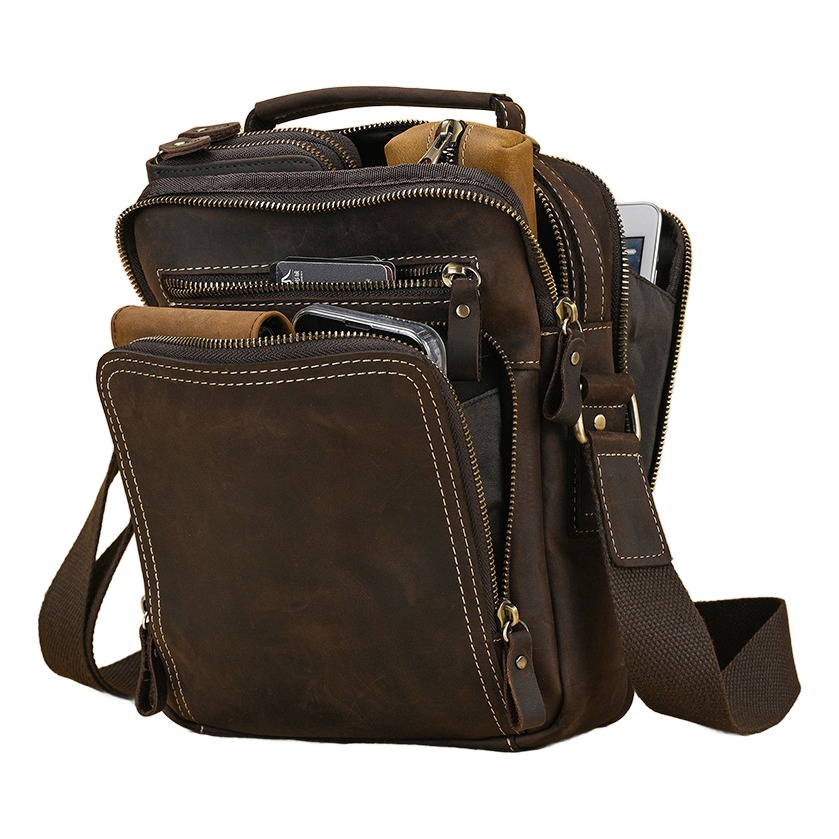 Pochette homme en cuir, format bandoulière du quotidien 3 Pochette homme en cuir, format bandoulière du quotidien, vue de face