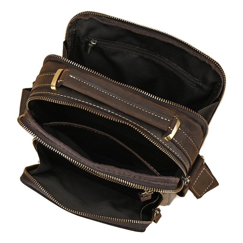 Pochette homme en cuir, format bandoulière du quotidien 6 Pochette homme en cuir, format bandoulière du quotidien, vue de profil