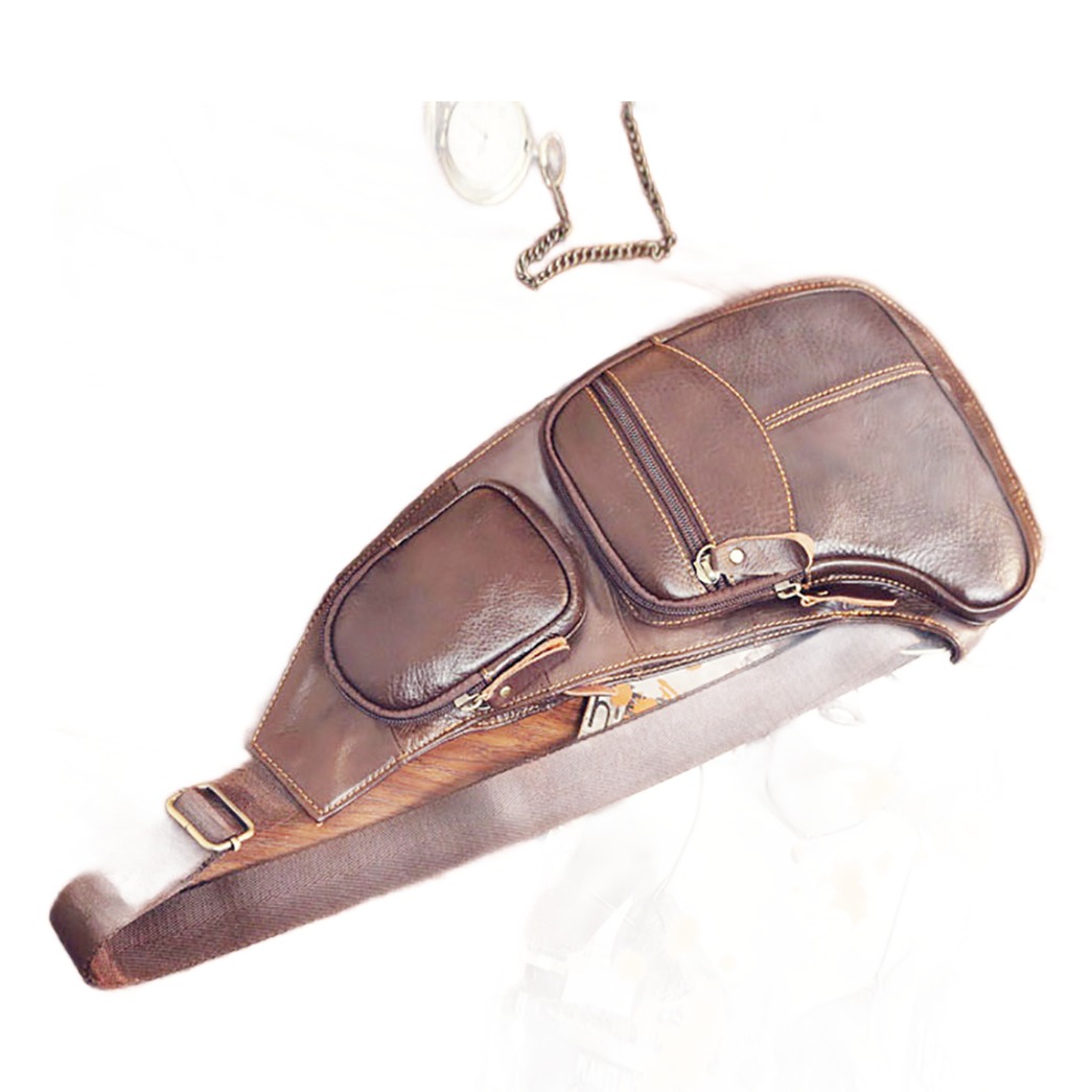 Pochette homme en cuir grainé forme demi-lune 3 Pochette homme en cuir grainé forme demi-lune, vue de face