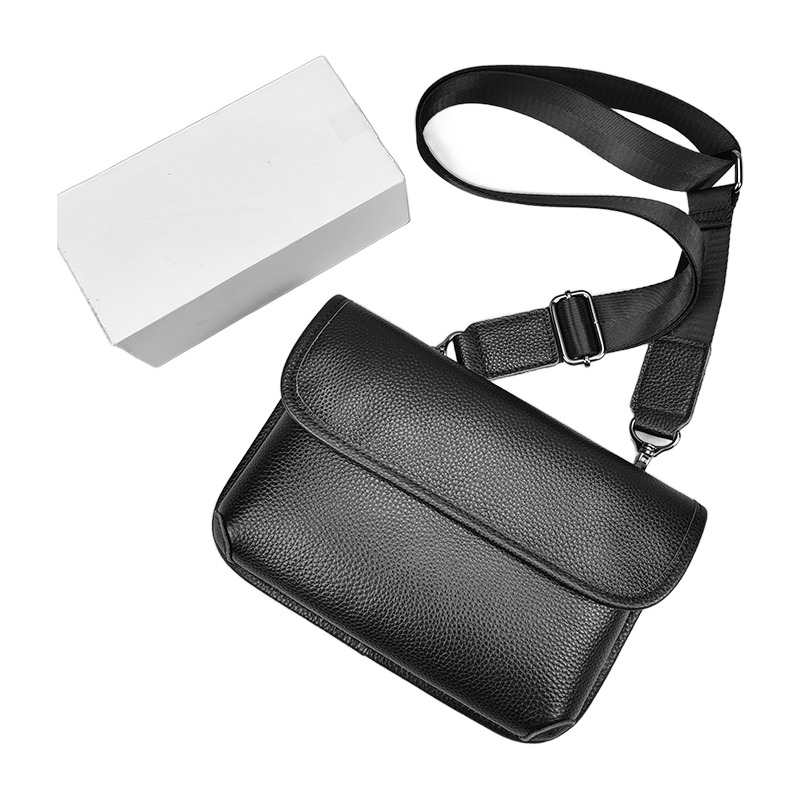 Pochette homme en cuir noir, dragonne et bandoulière 2 Pochette homme en cuir noir, dragonne et bandoulière, vue de trois quarts