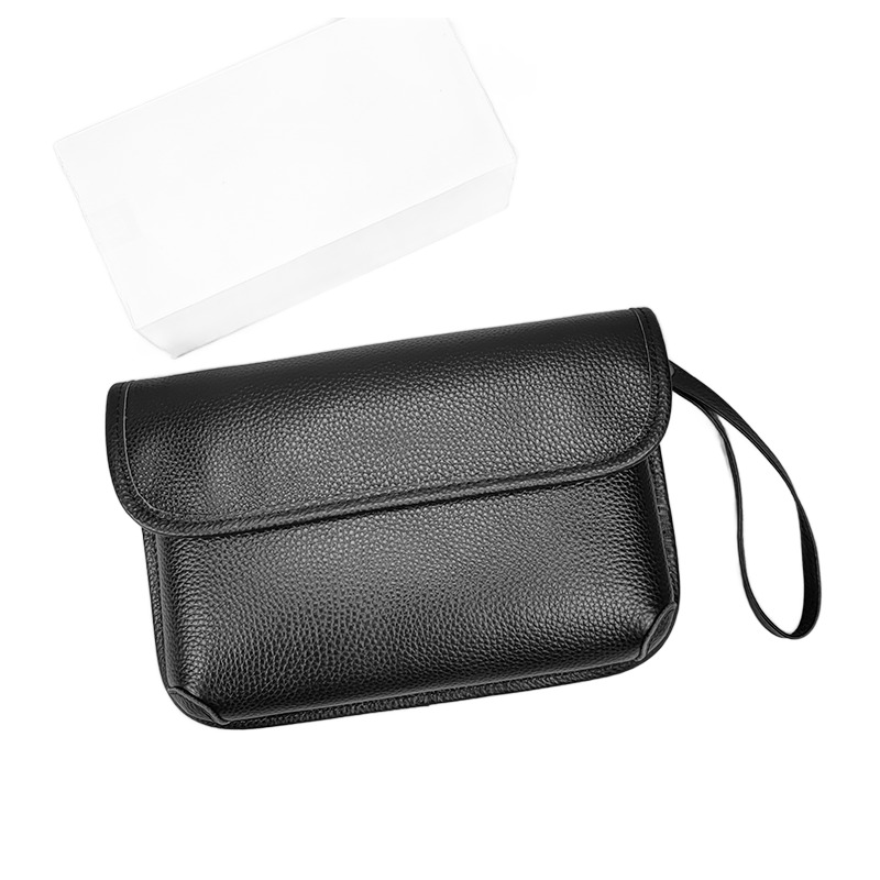 Pochette homme en cuir noir, dragonne et bandoulière 3 Pochette homme en cuir noir, dragonne et bandoulière, vue de face