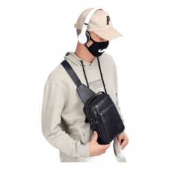 Pochette homme en cuir véritable, portée sur la poitrine, vue de trois quarts