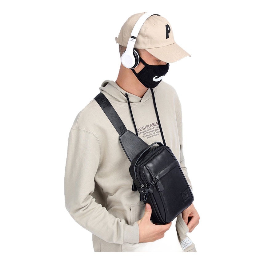 Pochette homme en cuir véritable, portée sur la poitrine 2 Pochette homme en cuir véritable, portée sur la poitrine, vue de trois quarts