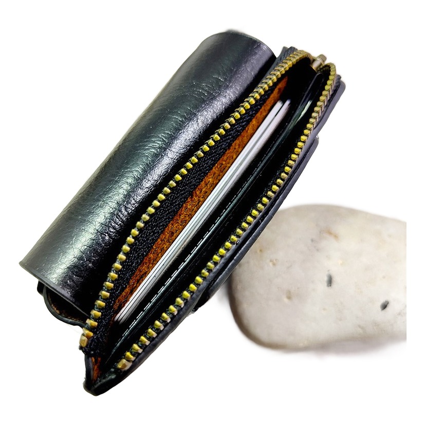 Pochette homme plate de ceinture pour papiers et cartes 2 Pochette homme plate de ceinture pour papiers et cartes, vue de trois quarts
