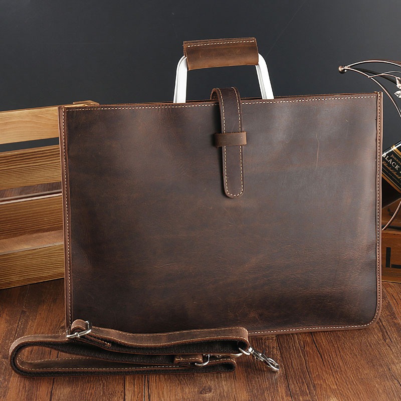 Pochette homme porte-documents en cuir Crazy Horse, 38 x 25 cm 2 Pochette homme porte-documents en cuir Crazy Horse, 38 x 25 cm, vue de trois quarts