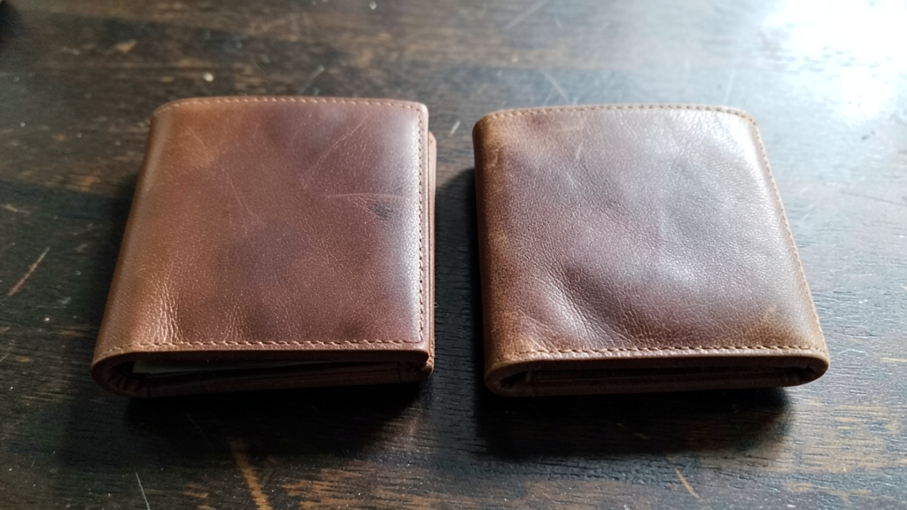Portefeuille 2 ou 3 volets : épaisseur, cartes, poche 1 Portefeuille 2 ou 3 volets comparés côte à côte en cuir brun