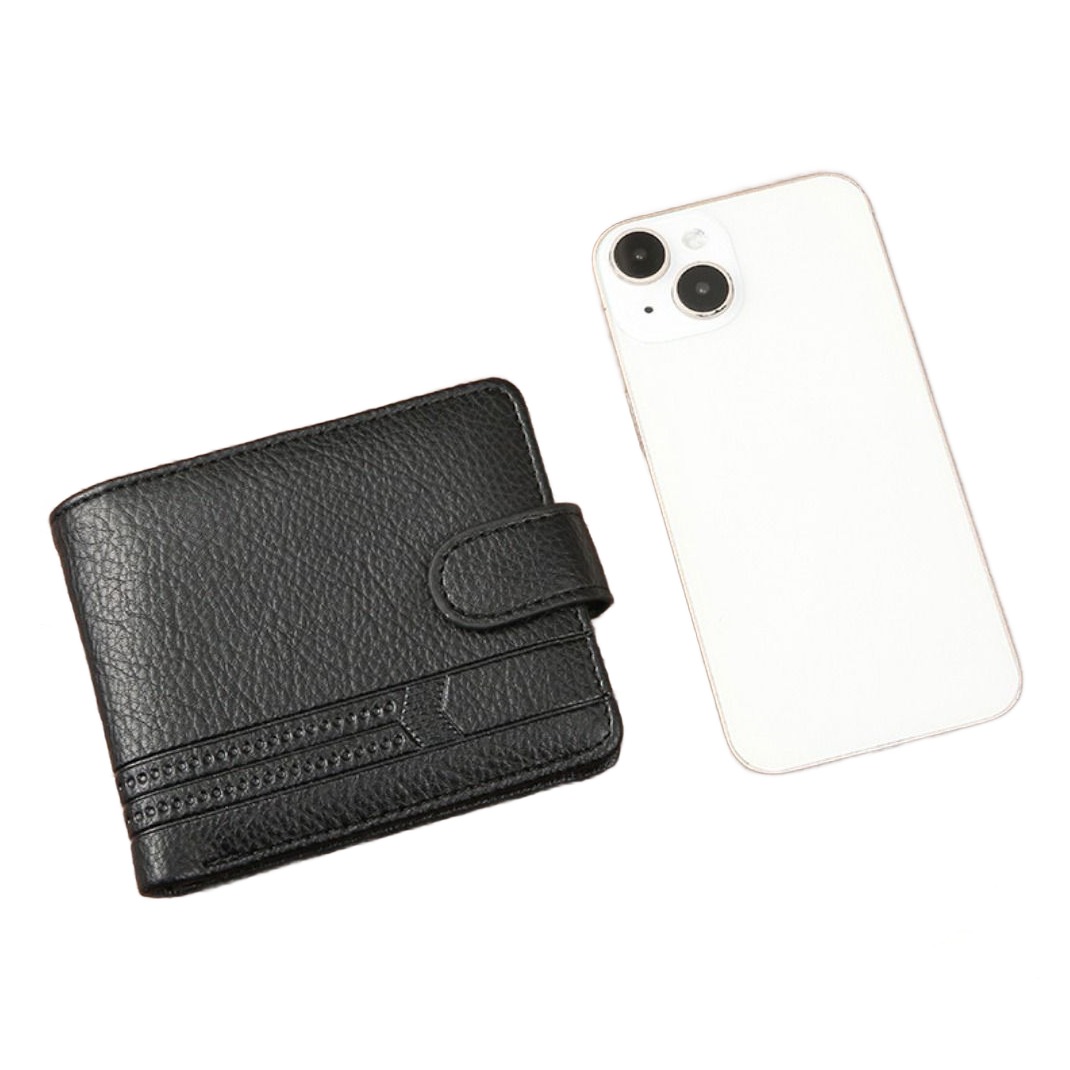 Portefeuille homme court à patte, matière grainée 2 Portefeuille homme court à patte, matière grainée, vue de trois quarts