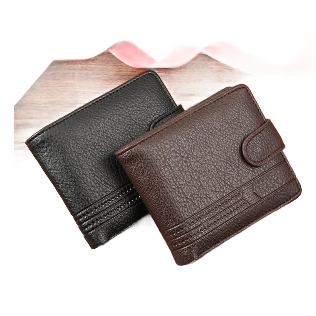 Portefeuille homme court à patte, matière grainée 3 Portefeuille homme court à patte, matière grainée, vue de face
