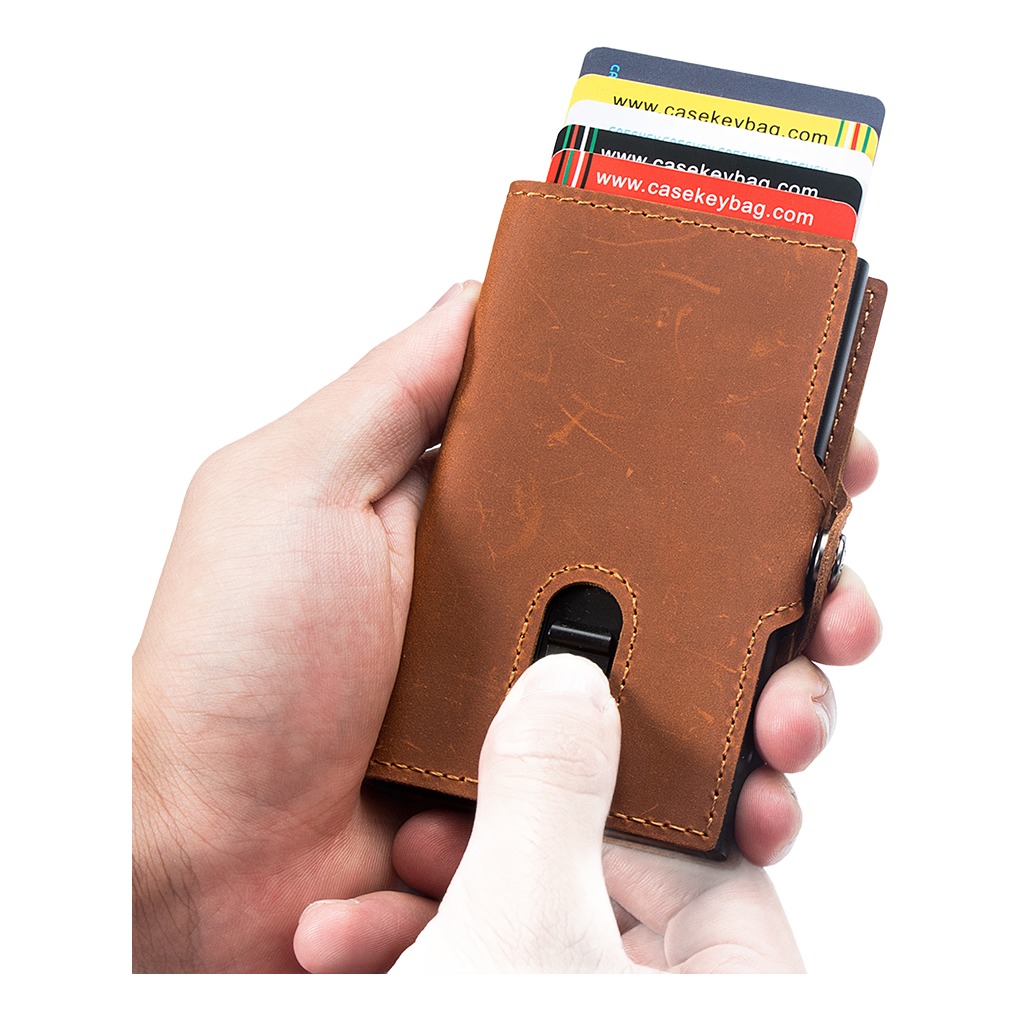 Portefeuille homme cuir et boîtier alu à éjection, blocage RFID 2 Portefeuille homme cuir et boîtier alu à éjection, blocage RFID, vue de trois quarts