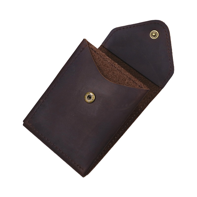 Portefeuille homme minimaliste en cuir de vache à rabat enveloppe 2 Portefeuille homme minimaliste en cuir de vache à rabat enveloppe, vue de trois quarts