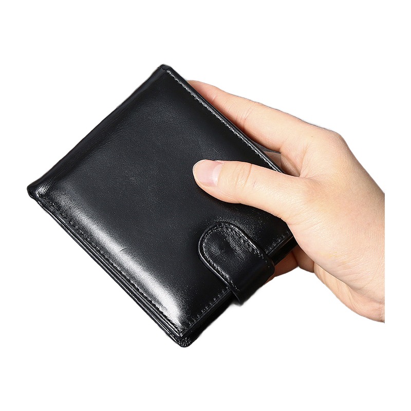 Portefeuille homme trois volets en cuir de vache noir, poche à monnaie 2 Portefeuille homme trois volets en cuir de vache noir, poche à monnaie, vue de trois quarts