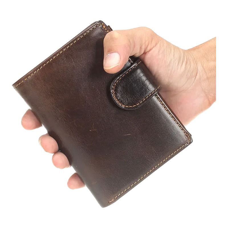 Portefeuille homme vertical en cuir de vache à patte de fermeture 3 Portefeuille homme vertical en cuir de vache à patte de fermeture, vue de face