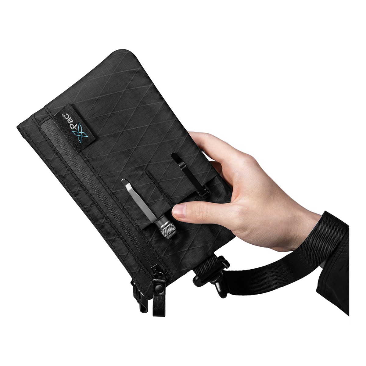 Portefeuille homme en nylon technique, blocage RFID 2 Sac week end homme, portefeuille homme en nylon technique, blocage, vue de trois quarts