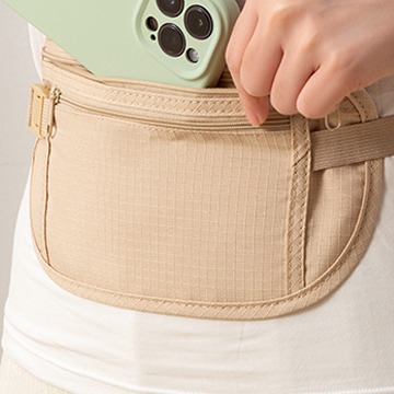 Sacoche banane discrète pour homme, en nylon 2 Sacoche banane discrète pour homme, en nylon, vue de trois quarts