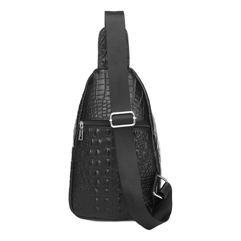 Sacoche bandoulière homme en cuir grainé façon croco 2 Sacoche bandoulière homme en cuir grainé façon croco, vue de trois quarts