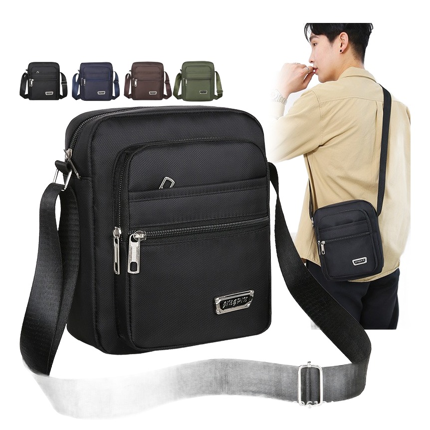 Sacoche bandoulière homme en nylon léger, format compact 3 Sacoche bandoulière homme en nylon léger, format compact, vue de face