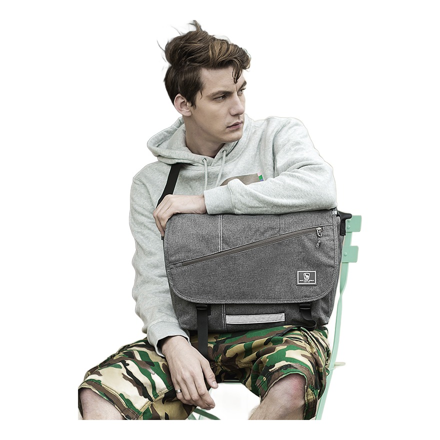 Sacoche bandouliere homme en toile pour ordinateur 15 pouces 2 Sacoche bandouliere homme en toile pour ordinateur 15 pouces, vue de trois quarts
