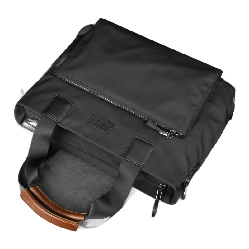 Sacoche bandoulière homme horizontale en nylon, 41 cm 2 Sacoche bandoulière homme horizontale en nylon, 41 cm, vue de trois quarts