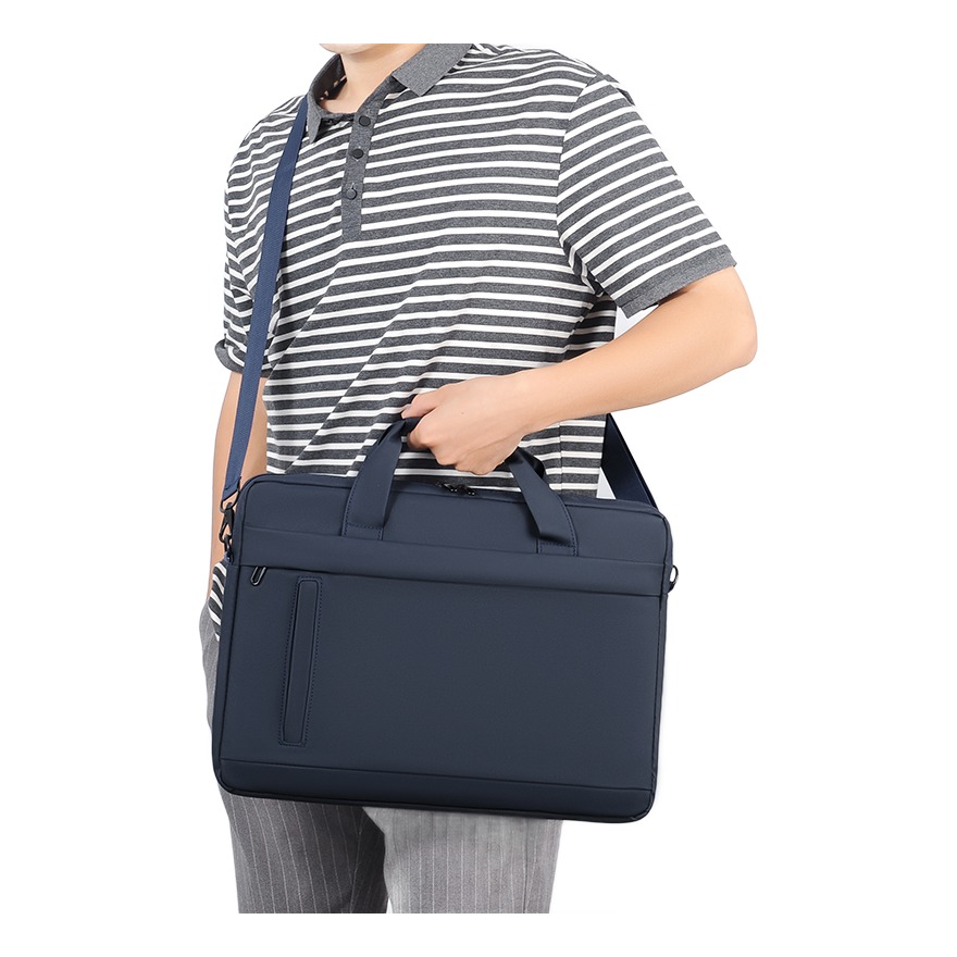 Sacoche bandoulière homme minimaliste format dossier 41 cm 2 Sacoche bandoulière homme minimaliste format dossier 41 cm, vue de trois quarts