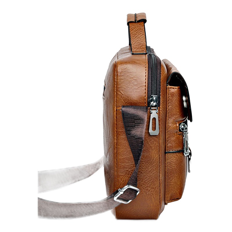 Sacoche bandoulière homme rétro en cuir PU, poignée et rabat 2 Sacoche bandoulière homme rétro en cuir PU, poignée et rabat, vue de trois quarts