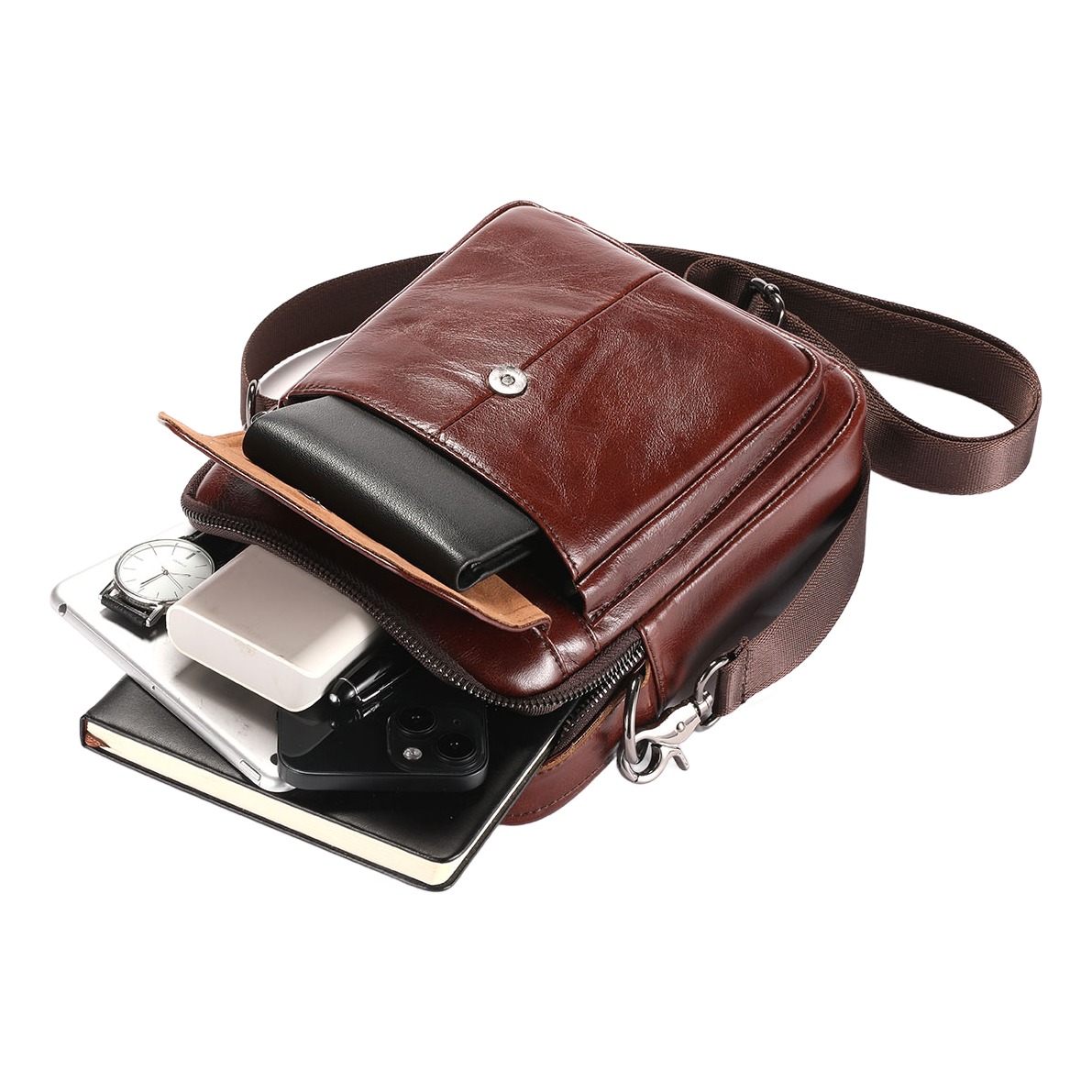 Sacoche homme cuir à rabat, doublure cuir, format compact 2 Sacoche homme cuir à rabat, doublure cuir, format compact, vue de trois quarts