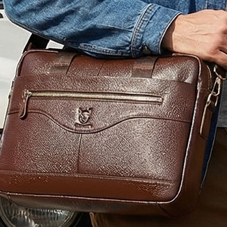 Sacoche homme cuir pour ordinateur portable 14 pouces 2 Sacoche homme cuir pour ordinateur portable 14 pouces, vue de trois quarts