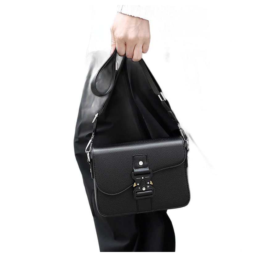Sacoche homme cuir PU au format minimaliste 3 Sacoche homme cuir PU au format minimaliste, vue de face