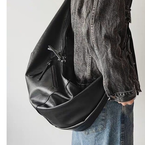 Sacoche homme cuir PU bandoulière, forme boulette élégante 1 Sacoche homme cuir PU bandoulière, forme boulette élégante, vue principale