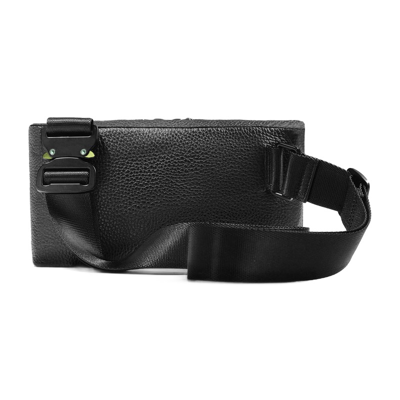 Sacoche homme cuir synthétique grainé, format sling compact 2 Sacoche homme cuir synthétique grainé, format sling compact, vue de trois quarts