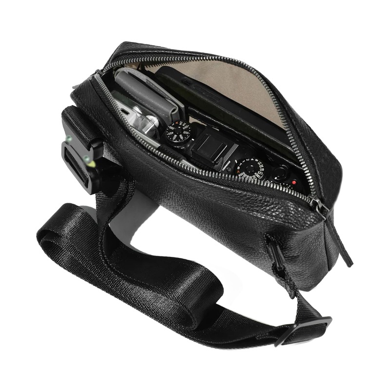 Sacoche homme cuir synthétique grainé, format sling compact 3 Sacoche homme cuir synthétique grainé, format sling compact, vue de face