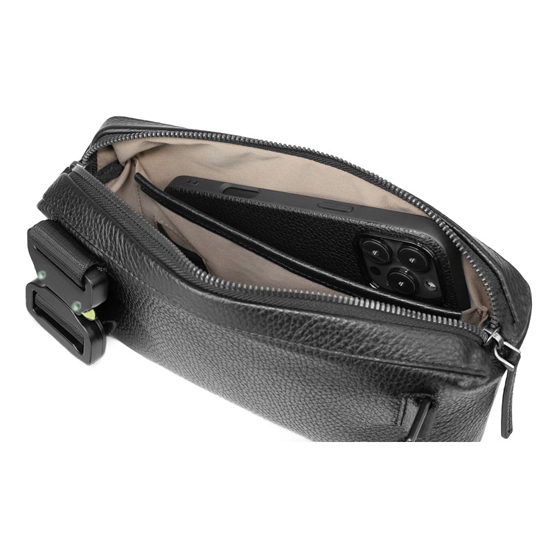 Sacoche homme cuir synthétique grainé, format sling compact 4 Sacoche homme cuir synthétique grainé, format sling compact, detail